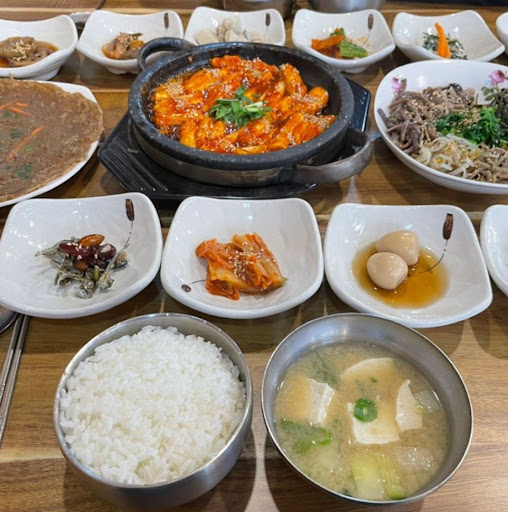 '쉬어가기좋은날식당'의 신선한 하동재첩파전: 풍미와 고소함이 어우러진 맛의 조화